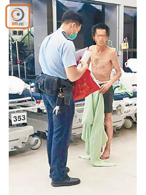 被捕男子獲送院檢查。（張世洋攝）