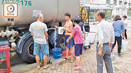 邨民拿出不同盛水器皿排隊取水。（朱先儒攝）