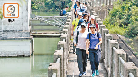 一行十數人浩浩蕩蕩出發到香港仔水塘。