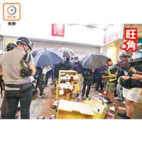 示威者闖入店舖，並將貨物翻倒。（陳德賢攝）