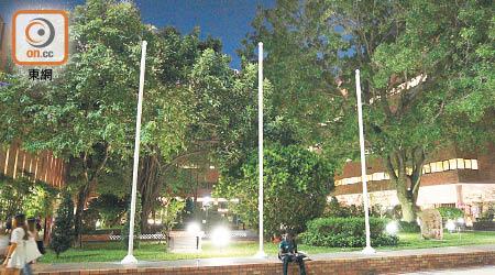 理工大學校園中庭的旗杆。