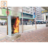 示威者燒電箱影響交通燈運作。（溫國佳攝）