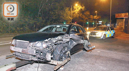 肇事私家車左車身嚴重損毀。（梁國雄攝）