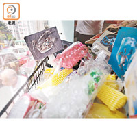 綠色和平的數據顯示，八成四超市貨品被包裹即棄塑膠包裝。