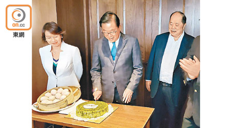 張華峰（右）細心為林健鋒（中）準備祝福語。（陳宛彤攝）