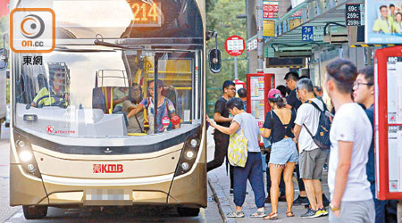 港鐵停駛或提早收車，令不少市民轉乘巴士，傷殘人士更難乘車。