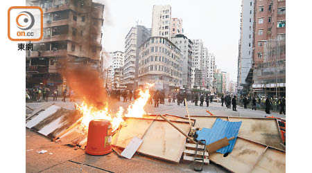 近幾個月暴力示威者四處縱火的鏡頭常見。