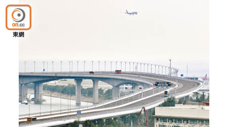港珠澳大橋昨通車一周年，平均每日跨境車輛約四千一百架次。