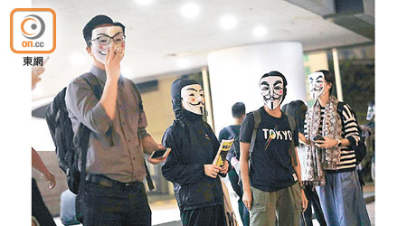 港《禁蒙面法》實施後，仍有市民戴面具示威。