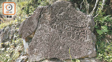 東區黑角頭石刻位於海岸懸崖上，紋飾呈幾何及曲線圖案。
