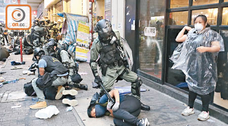 警方被指使用過分武力對待示威者。