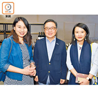 小學校長文詩詠（左起）、保良局前主席鄭錦鐘、香港菁英會副主席黃麗芳都祝願一對新人白頭偕老。