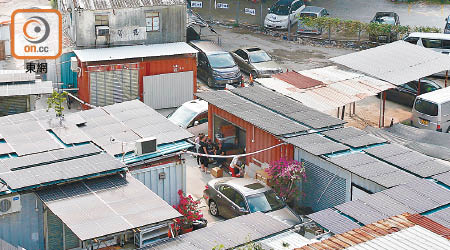 新豐路一幅農地上搭建多間貨櫃屋，並裝上太陽能板，涉違反規定。