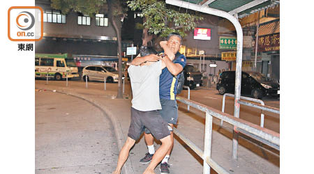 香港甲組前足球門將梁卓長（右）前晚疑與一名政見不同的男子發生口角，雙方互有推撞。