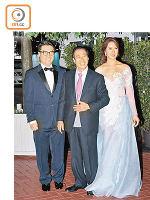恒基兆業聯席主席李家誠（左）與父親李兆基和妻子徐子淇合照。