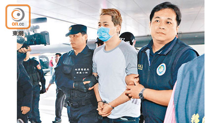 次被告劉錫豪（戴口罩者）向香港警員投訴，指在台灣被羈押時疑得不到公平對待。