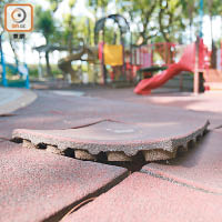 堅尼地城<br>卑路乍灣公園內兒童遊樂場的地墊翹起，兒童玩耍時容易絆倒。