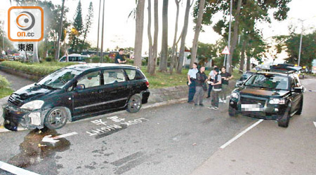 事主四驅車（右）停在路中，賊車（左）撞壆損毀被棄。（梁國雄攝）