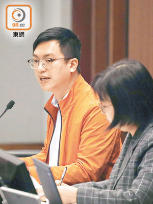 何啟明（左）喺冇競爭下，自動當選主席。（陳德賢攝）