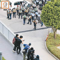 警方抵達校園大樓外戒備。（高嘉業攝）