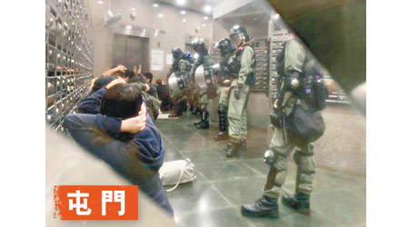 警方進入逸生閣大堂截查多名市民。（互聯網圖片）