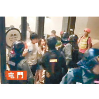 日式食肆店東姊弟被警員帶走。（互聯網圖片）