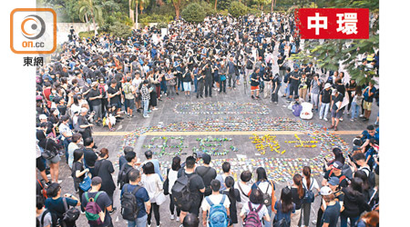 有網民在遮打花園發起「和你摺紙鶴」活動。（區慧盈攝）