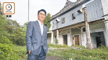 恒基地產主席李家誠冀項目能幫助低下層，身後為江夏圍大宅。（受訪者提供）