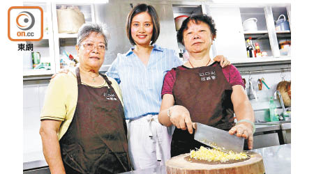 黃嘉雯（中）指，「真味·珍情」計劃讓人世間的愛看得見；左為芳姨，右為阿嬋。