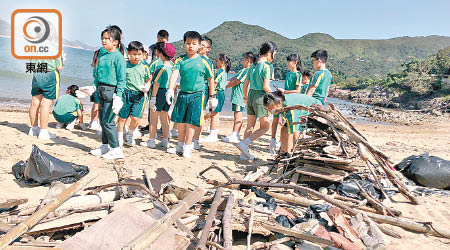 七間學校的師生一同參與海灘清潔活動。（受訪者提供）