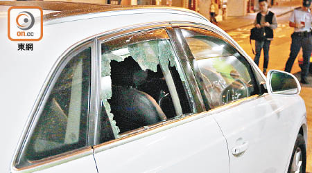 私家車乘客位車窗被扑爆。（李國健攝）