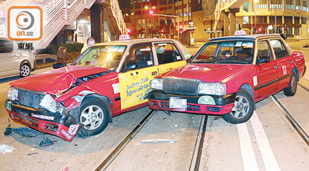 兩輛的士橫亘電車線上。（李國健攝）