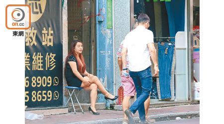 油麻地廟街一帶，有多名濃妝艷抹的女子站在街頭向路過男士擠眉弄眼。