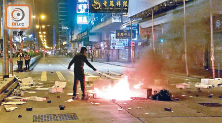 示威者於彌敦道縱火焚燒雜物堵路。