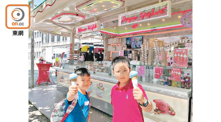 陳女士兩名兒子今年遊南非夢就給國泰人員誤導打碎。（受訪者提供）