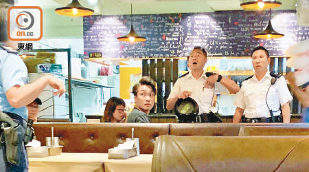 岑子杰（右三）與友人八月底在佐敦一間餐廳遇襲。