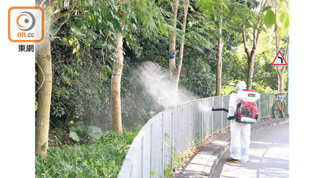 食環署派員到大埔鳳園進行滅蚊。（蕭毅攝）