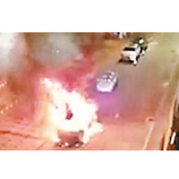 七人車起火焚燒，火勢猛烈。（互聯網圖片）