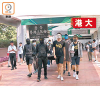 港大學生昨在校內遊行，聲援受傷科大男生。（陳亦瀅攝）