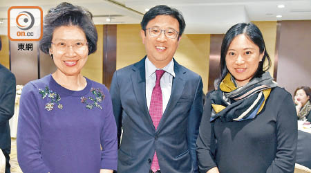 阮婷婷（左起）、高鼎國同陳喆燁都對虛擬銀行點運作好感興趣。