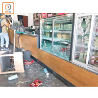 星巴克店內的餅櫃玻璃亦被打爛。