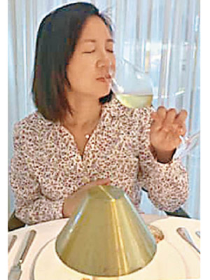 袁莎妮飲香檳慶祝生日。（互聯網圖片）