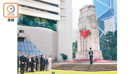 香港退伍軍人聯會昨在中環和平紀念碑舉行儀式。（區慧盈攝）