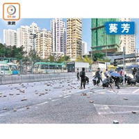 暴徒在葵芳站對出道路堵路。（趙瑞麟攝）