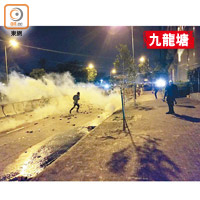 又一城遭示威者搗亂，警方在商場外發射催淚彈。