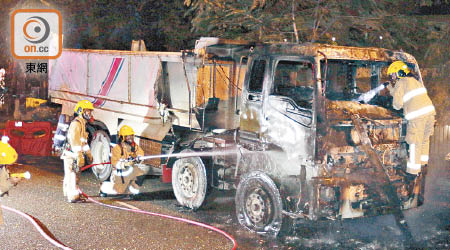 消防員持續對車身射水降溫。（梁頴福攝）