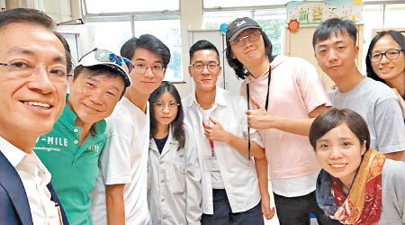 岑智明（左一）、區瑞強（左二）同班大學生傾得好投契。（互聯網圖片）