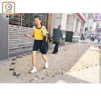 旺角<br>行人路磚塊被掘起，學生上學步步為營。
