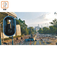 九龍塘<br>有交通燈被毀，大量雜物堵路。（蔡高華攝）