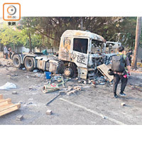 大埔<br>大埔超級城外有拖頭車被燒毀。（黃雄攝）